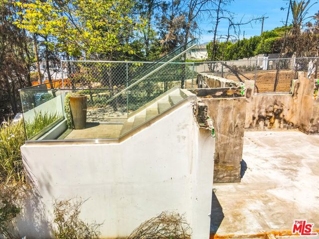 14635 Whitfield Avenue, Pacific Palisades CA: https://media.crmls.org/mediaz/3c57e981-0062-4eaa-b42e-23469e12f73e.jpg