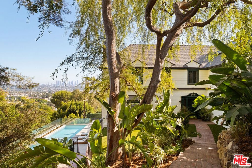 4818 Bonvue Avenue — architectural residence
