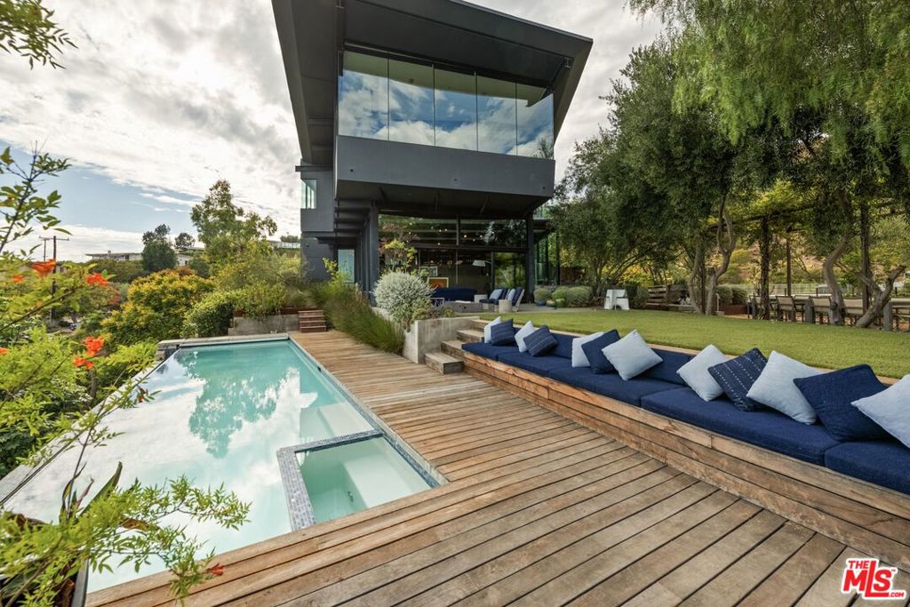 1/2 N Kenter Avenue