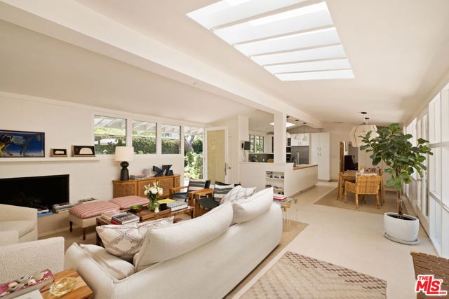 3366 Mandeville Canyon Road, Los Angeles CA: https://media.crmls.org/mediaz/3c581937-6490-4aaf-8b6c-086594604067.jpg