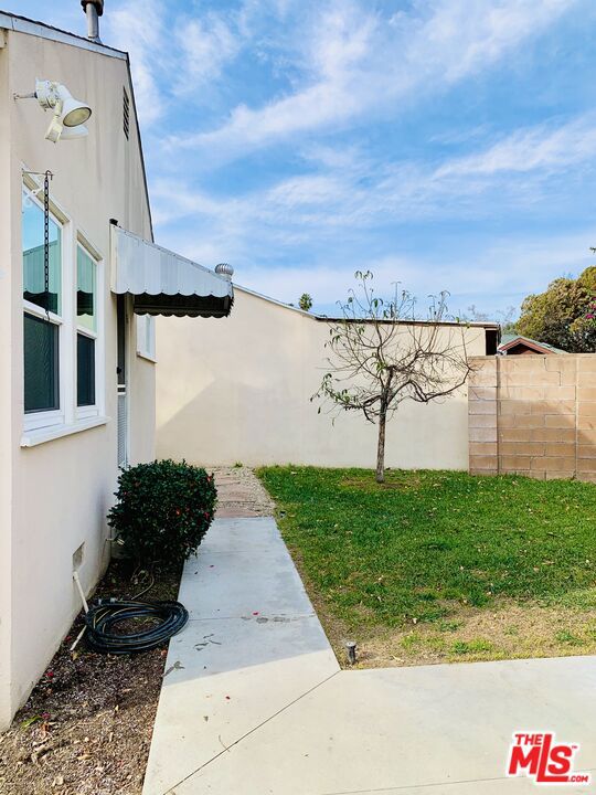 11559 Cumpston Street, North Hollywood CA: https://media.crmls.org/mediaz/3c5885e7-2896-4226-832f-76218d5d64a4.jpg