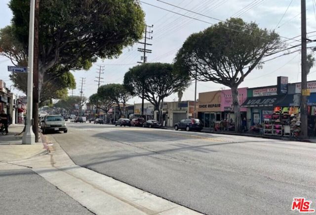 524 N Cummings Street, Los Angeles CA: https://media.crmls.org/mediaz/3c590cdd-a684-4b68-835e-f2de2e60faa5.jpg