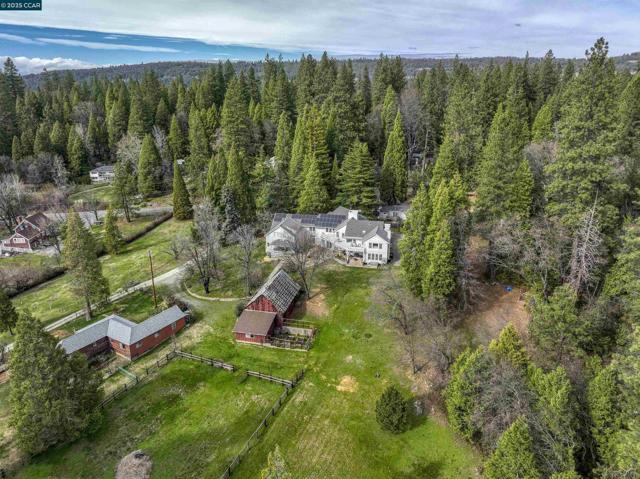 11417 Red Dog Rd, Nevada City CA: https://media.crmls.org/mediaz/3c5939eb-00f7-4a9f-8de5-7be8f124e417.jpg