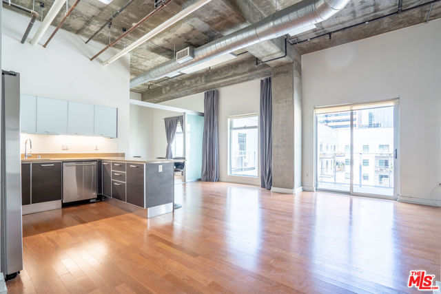 645 W 9th Street, Los Angeles CA: https://media.crmls.org/mediaz/3c59418d-38be-44a0-b80c-bdcff5f489df.jpg
