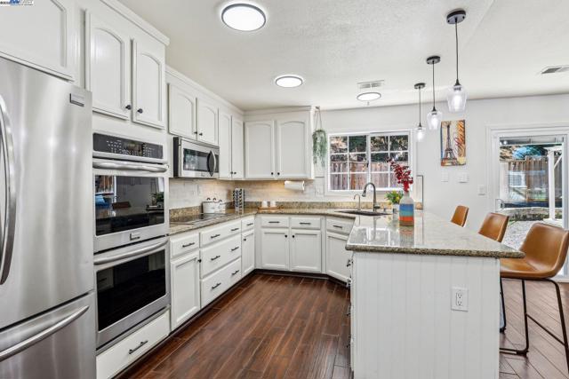 1060 Green Point Ct, Concord CA: https://media.crmls.org/mediaz/3c59efff-c450-448f-8013-d247ef95fd70.jpg