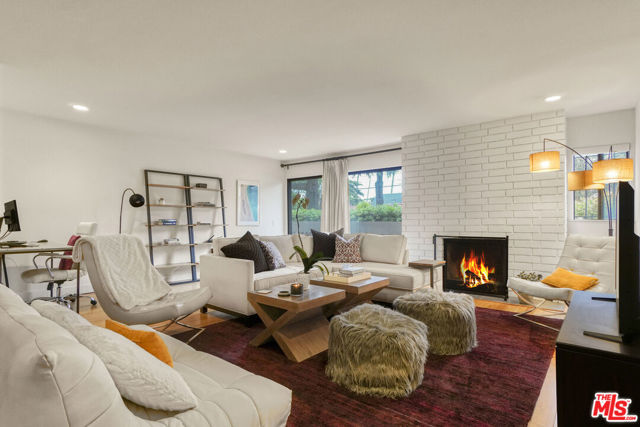 858 12th Street, Santa Monica CA: https://media.crmls.org/mediaz/3c5a0b40-2525-4a79-9e15-f7ee6d0b0c1c.jpg