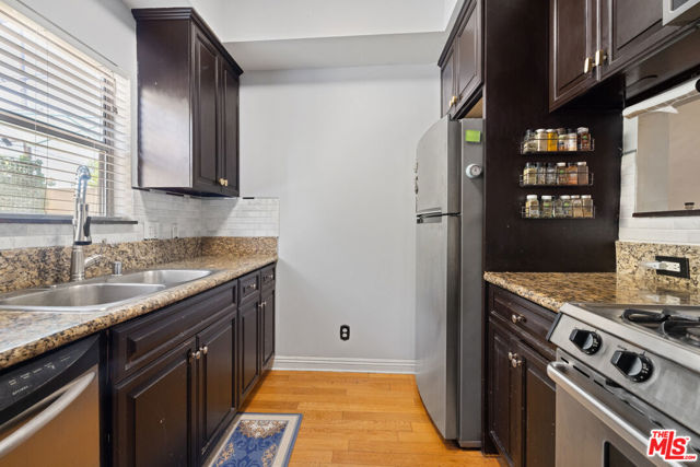 14256 Victory Boulevard, Van Nuys CA: https://media.crmls.org/mediaz/3c5aae67-d36e-49b8-a160-26229d88f00e.jpg