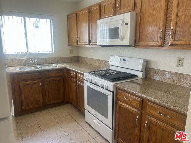 8515 Saturn Street, Los Angeles CA: https://media.crmls.org/mediaz/3c5bb091-8ec3-412d-8946-6d99b3464127.jpg