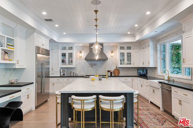 4117 Dixie Canyon Avenue, Sherman Oaks CA: https://media.crmls.org/mediaz/3c5bf2d7-2b31-417f-90d0-1a3ca99e18d7.jpg