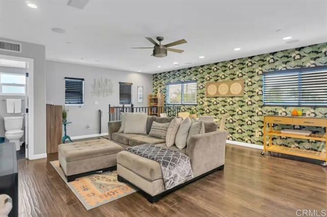 Detail Gallery Image 4 of 32 For 1145 Emerald St Rear (Alley),  –,  CA 92109 - 2 Beds | 2 Baths