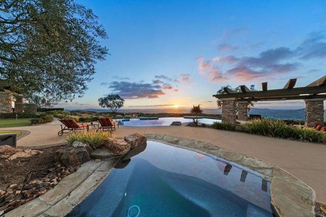 15707 Blue Crystal Trl, Poway CA: https://media.crmls.org/mediaz/3c5f4af5-f6b2-4e85-915e-7cb3d9e322bd.jpg