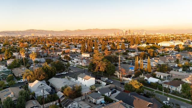 1900 W 41St St, Los Angeles CA: https://media.crmls.org/mediaz/3c5f9d1b-35bd-4f75-88a0-7b8edf7a61fd.jpg
