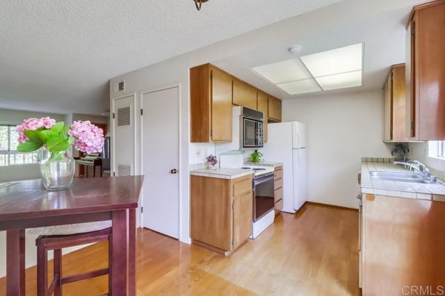 Detail Gallery Image 9 of 37 For 1762 Locust St #4,  San Diego,  CA 92106 - 2 Beds | 2/1 Baths