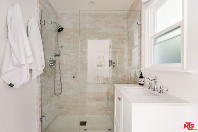 224 San Juan Avenue, Venice CA: https://media.crmls.org/mediaz/3c6265b3-7fc9-4e5e-816d-e4caa78a548e.jpg