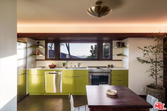 4260 Sea View Lane, Los Angeles CA: https://media.crmls.org/mediaz/3c626ba1-8864-491a-aa8a-130e83ebbc75.jpg