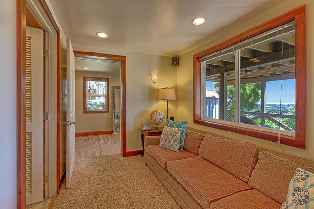2108 Sunset Drive, Ventura CA: https://media.crmls.org/mediaz/3c627f11-2a1b-4bf7-91f6-7df10d8996de.jpg