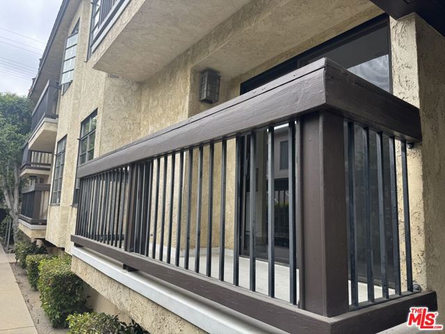 13021 Moorpark Street, Studio City CA: https://media.crmls.org/mediaz/3c629d57-69d5-4975-bd10-774da7da381c.jpg