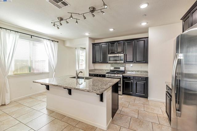 9315 Wild Lilac Cir, Sacramento CA: https://media.crmls.org/mediaz/3c62d884-1f5f-4fb2-84b6-2ea8b839af0f.jpg