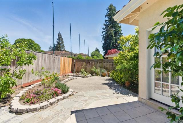 41 Regent Place, Palo Alto CA: https://media.crmls.org/mediaz/3c62dd00-7de3-4a8b-98da-a37fd4ce97c6.jpg