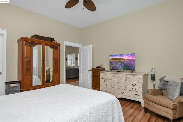 4828 Sellers Ave, Brentwood CA: https://media.crmls.org/mediaz/3c639953-274c-42e6-957c-380fb42c9da5.jpg