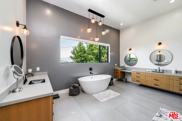 11258 Laurie Drive, Studio City CA: https://media.crmls.org/mediaz/3c652b7f-2178-4a22-958e-ab649a950f04.jpg