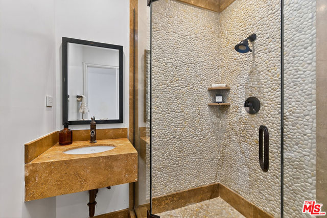 322 25th Street, Santa Monica CA: https://media.crmls.org/mediaz/3c660a33-88bd-420d-b3d6-58f14b5c3850.jpg
