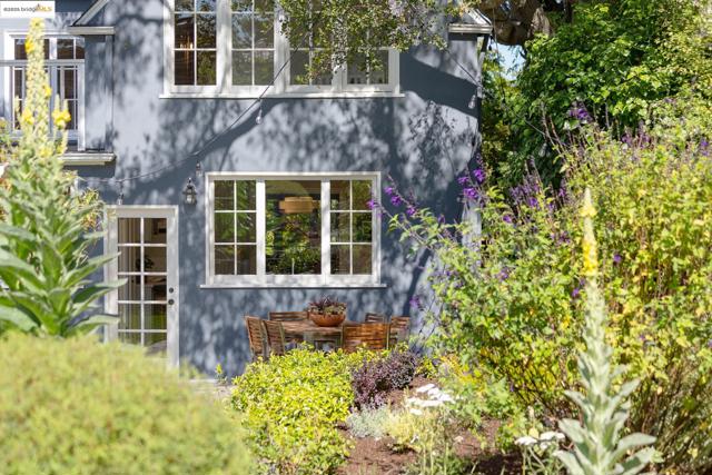 1145 Mandana Blvd, Oakland CA: https://media.crmls.org/mediaz/3c66c78d-035e-49b6-ae5f-9550e9844f10.jpg