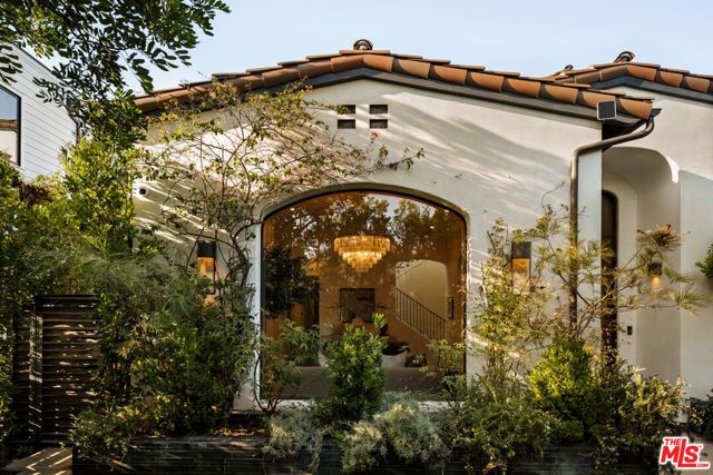 6607 Maryland Drive, Los Angeles CA: https://media.crmls.org/mediaz/3c67d3a6-271b-437f-8fc5-d7f459ce5dce.jpg