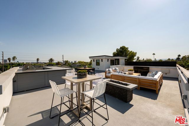 818 N Curson Avenue, Los Angeles CA: https://media.crmls.org/mediaz/3c682241-a78c-454a-b376-2d4d272fc5ba.jpg