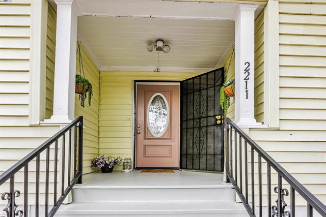 2211 24Th Ave, Oakland CA: https://media.crmls.org/mediaz/3c688a04-720e-4a34-9578-71f65e2a3677.jpg