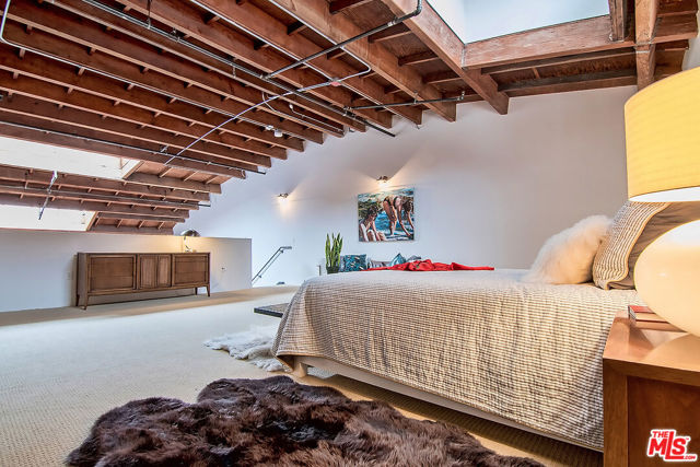 1046 Princeton Drive, Venice CA: https://media.crmls.org/mediaz/3c68ce2a-f804-43ab-a99d-b250548a2324.jpg