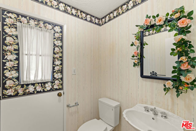 1379 Acapulco Avenue, Simi Valley CA: https://media.crmls.org/mediaz/3c68f084-f9f8-4ffd-8f0e-e3b73b696b99.jpg