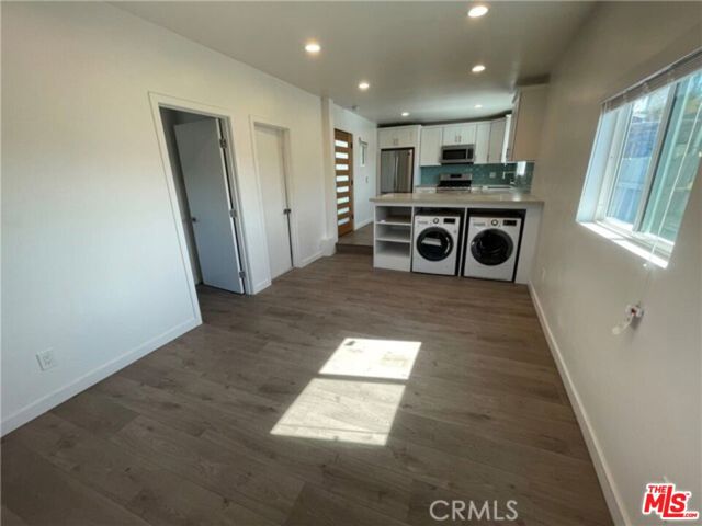 3422 Holyoke Drive, Los Angeles CA: https://media.crmls.org/mediaz/3c69138f-04bf-4e45-9d2a-446850cf6207.jpg
