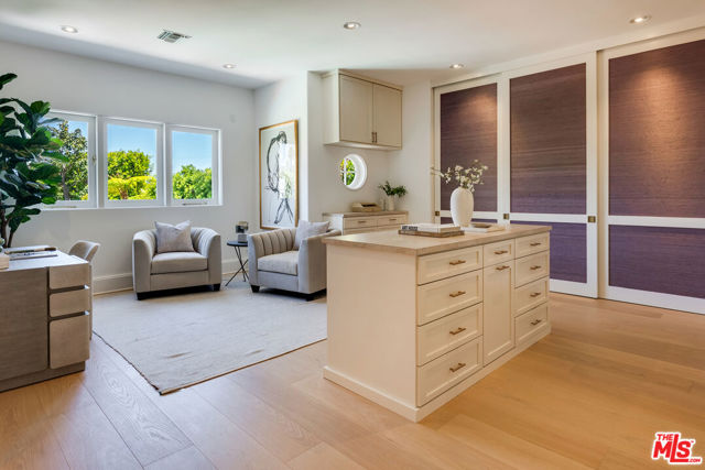 812 N Bedford Drive, Beverly Hills CA: https://media.crmls.org/mediaz/3c697b77-0086-4bab-aab0-983652732fc4.jpg