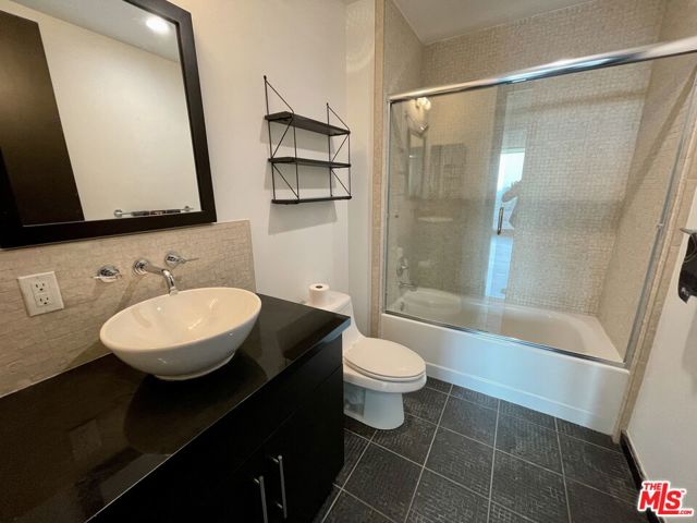 655 S Hope Street, Los Angeles CA: https://media.crmls.org/mediaz/3c6a851a-2ba3-4c1f-b6bc-f74b97cb7ab5.jpg