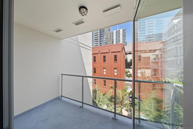 1431 Pacific Hwy, San Diego CA: https://media.crmls.org/mediaz/3c6c21d4-e919-4f3d-8a19-a600a0a2aaa3.jpg