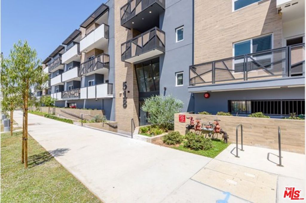 518 N Gramercy Place #211