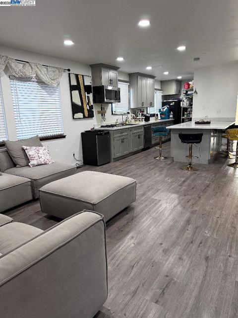 8065 earl st, Oakland CA: https://media.crmls.org/mediaz/3c6d967a-852c-418d-accb-8dcd7dd7f506.jpg