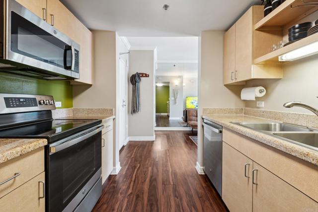 425 W Beech Street, San Diego CA: https://media.crmls.org/mediaz/3c6d99c6-2778-46a0-bec6-209d83fc8246.jpg