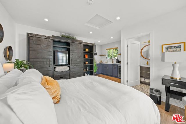 5013 Auckland Avenue, Toluca Lake CA: https://media.crmls.org/mediaz/3c6deffd-f070-4646-b350-2c25d8b00c5a.jpg