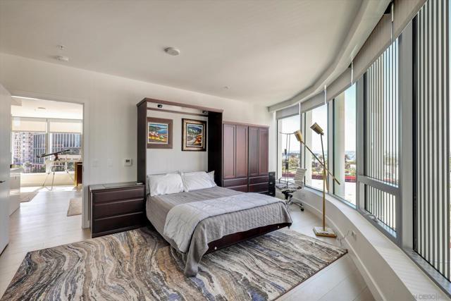 888 W E St, San Diego CA: https://media.crmls.org/mediaz/3c6f0ebd-a310-4568-91dc-c5d5440ad864.jpg