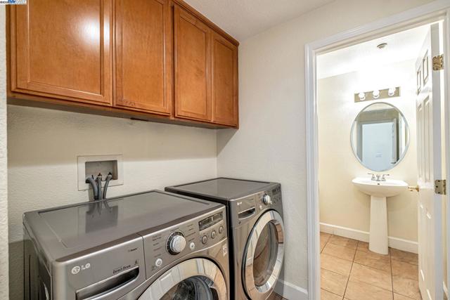 4293 OLIVER WAY, Union City CA: https://media.crmls.org/mediaz/3c6f373e-361d-40c4-8e8f-e84eda7f1ef2.jpg