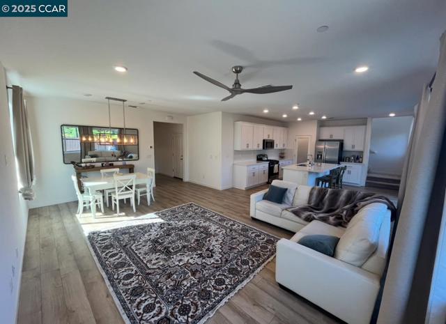3819 Ponderosa Pine Ln, Rocklin CA: https://media.crmls.org/mediaz/3c6fe38b-b2b8-4abc-bc69-36ead9a27fb8.jpg