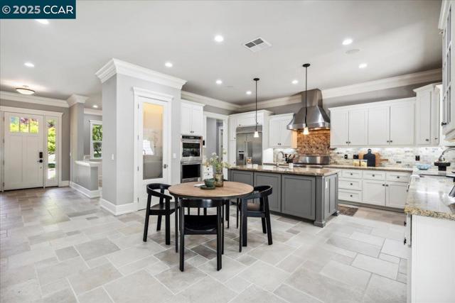 1291 Clover Ln, Walnut Creek CA: https://media.crmls.org/mediaz/3c701062-3118-4f86-a5d9-2e25a91af001.jpg