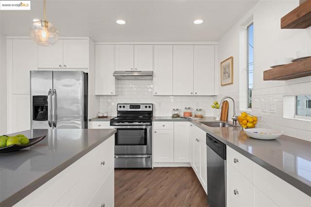 383 Staten Ave, Oakland CA: https://media.crmls.org/mediaz/3c70589d-d8d1-46b4-b4f0-a27cac924bc4.jpg