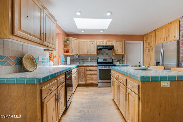 3317 Dalhart Avenue, Simi Valley CA: https://media.crmls.org/mediaz/3c719c73-511b-46a3-b266-c1584be8d2ef.jpg