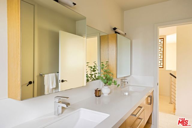 5284 Los Diegos Way, Los Angeles CA: https://media.crmls.org/mediaz/3c71d7b6-c525-48ac-870d-6ca1a6fbfd50.jpg