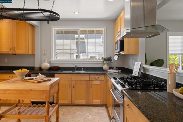 6417 Sunnymere Ave, Oakland CA: https://media.crmls.org/mediaz/3c729d82-e353-4cbd-8d36-ce335c15de7c.jpg