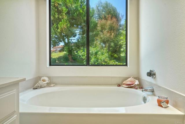 904 Robinwood Drive, Oceanside CA: https://media.crmls.org/mediaz/3c7349b6-7ccf-4e15-85b6-b9829552eb94.jpg