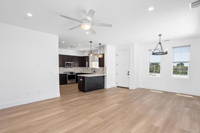 1200 Stonemark Place, Vista CA: https://media.crmls.org/mediaz/3c742061-f580-47af-9586-d172605fb147.jpg
